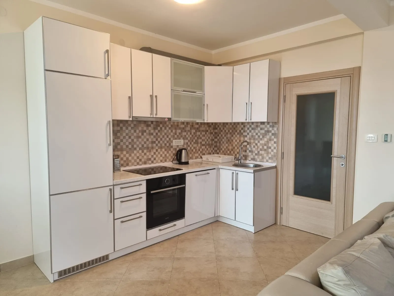 6893 Wohnung 94 m² mit Kamin in Bečići